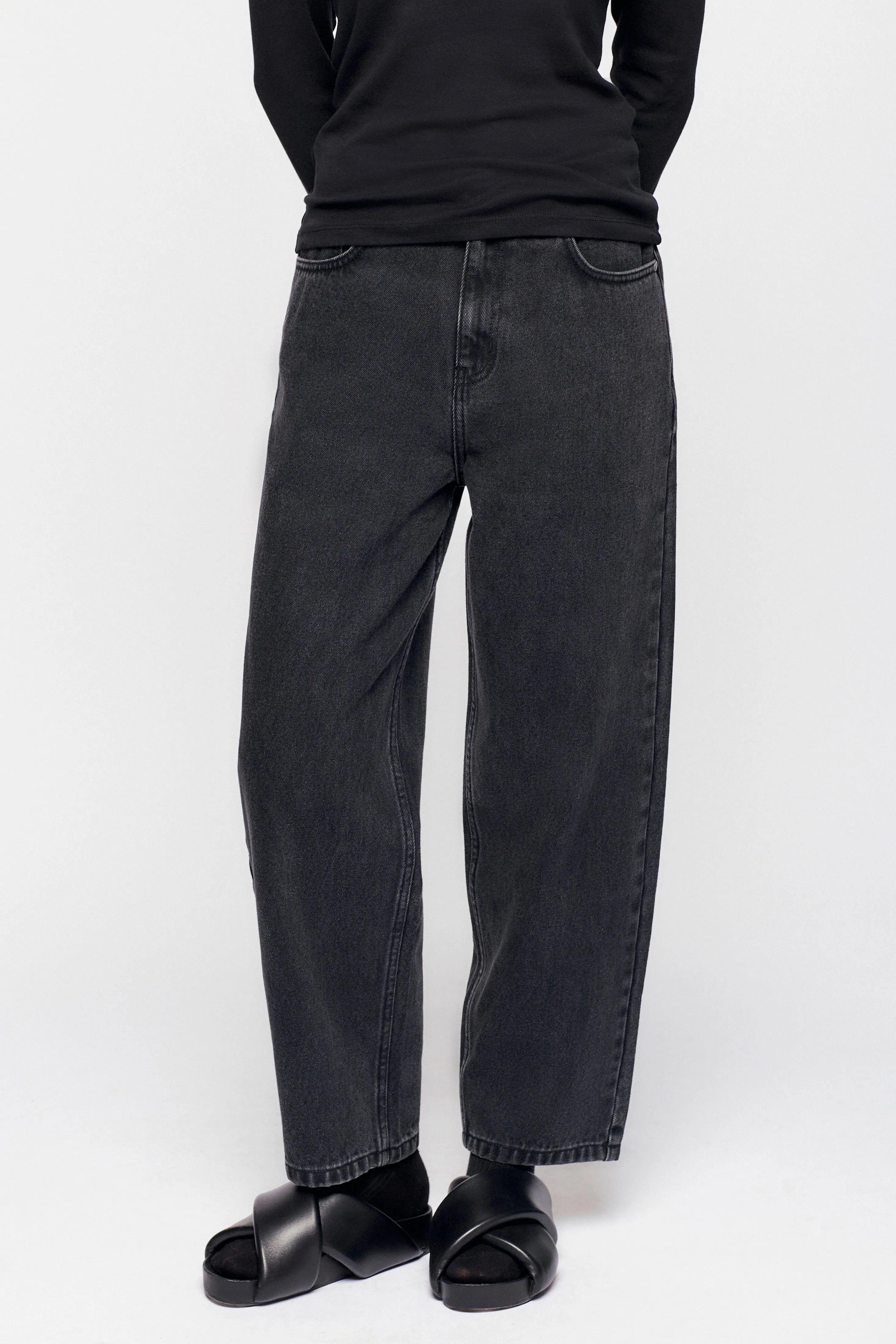 Unisex Antifit Denim in Washed Black